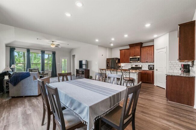 Building Photo - 819 Spruce Pine Dr