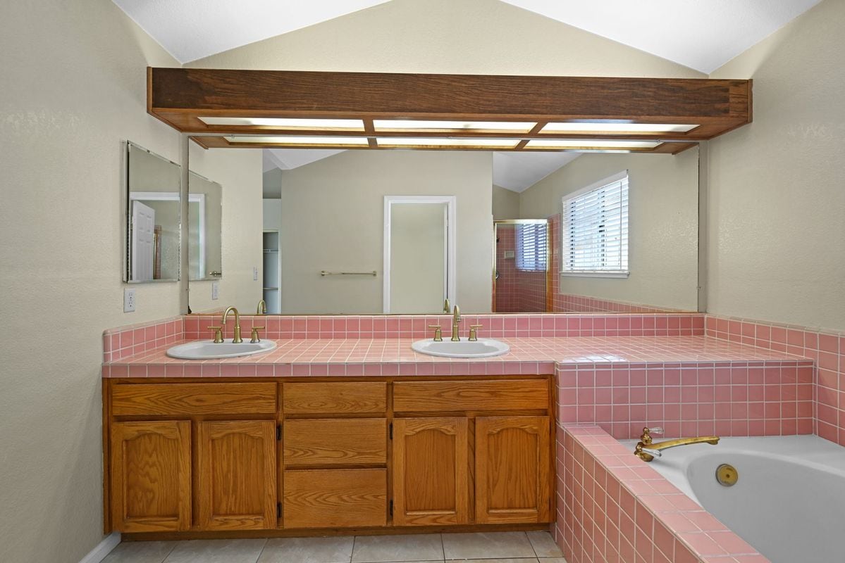 Building Photo - 1319 Strawberry Ct