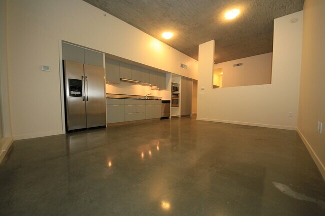 Building Photo - Location! 1Bed, 1 Bath unit in the heart o...
