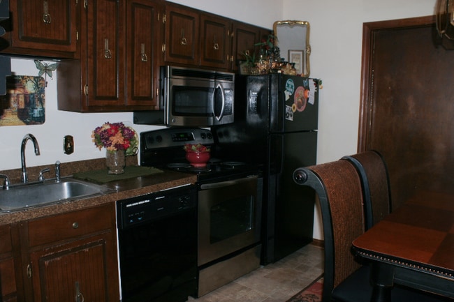 Building Photo - 200 Arbor Dr