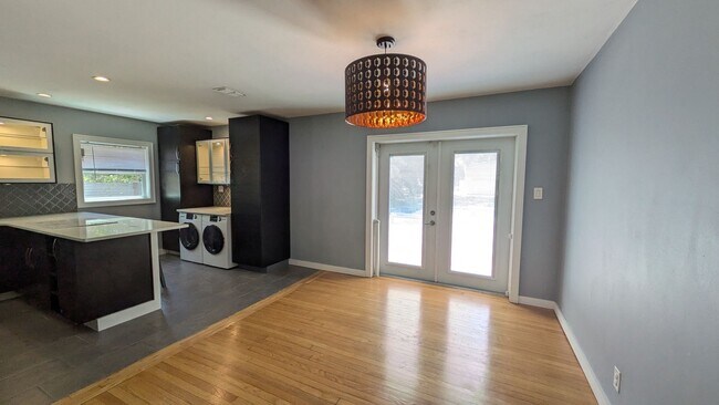 Building Photo - Charming two bedroom one bath cottage with...