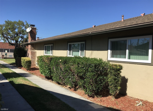 Building Photo - 2 br, 1 bath Condo - 2295 North Tustin Str...