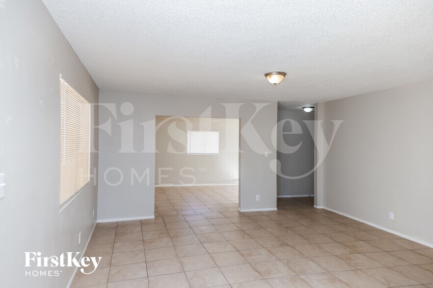 Building Photo - 5265 Saratoga Dr