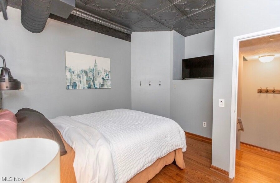 Building Photo - 408 W Saint Clair Ave