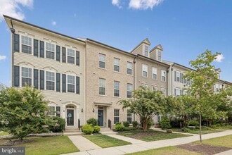 Building Photo - 805 Basswood Dr