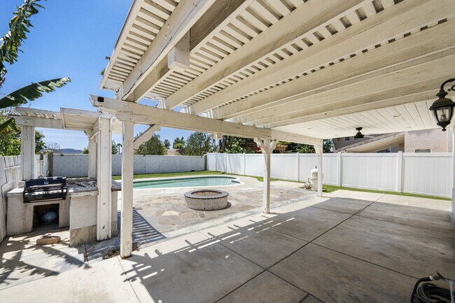 Building Photo - 39535 Oak Cir