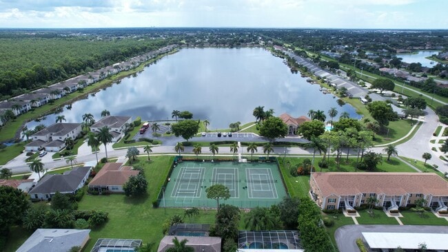 Building Photo - ** CROWN POINTE SHORES ** 2 BED + DEN / 2 BATH - GARAGE - TURNKEY FURNISHED - ANNUAL RENTAL