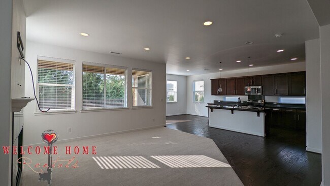 Building Photo - Beautiful open floorplan with FOUR large b...
