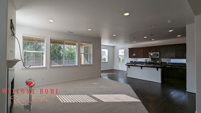 Building Photo - Beautiful open floorplan with FOUR large bedrooms and a cute office!!  AIR CONDITIONING!!!  NEW C...