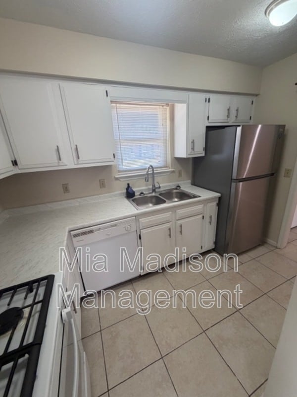 Building Photo - 11 Peach Ct