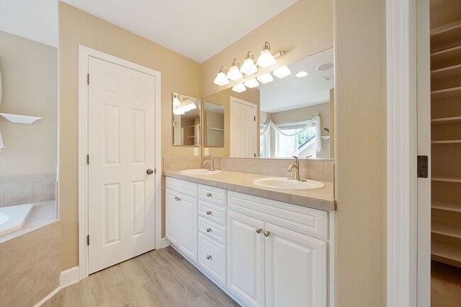 Building Photo - 10657 SW Adele Dr