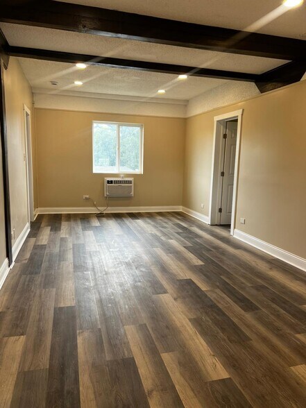 Building Photo - 10102 Main St