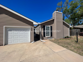 Building Photo - WEST Side Duplex for rent! Spacious 3 bed/2 bath duplex for rent! Move In Special- 1/2 off 2nd mo...