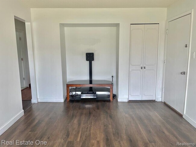 Building Photo - 100 W Hickory Grove Rd