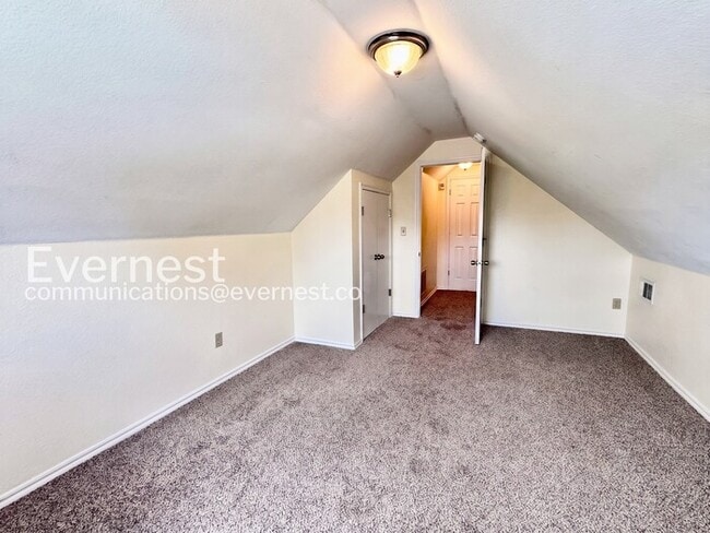 Building Photo - 4 Bed/2 Bath Home with Fenced Yard & Garage / Pet-Friendly / Available Now!