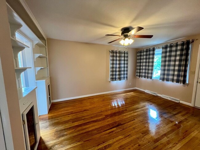 Building Photo - 427 Mosley Dr
