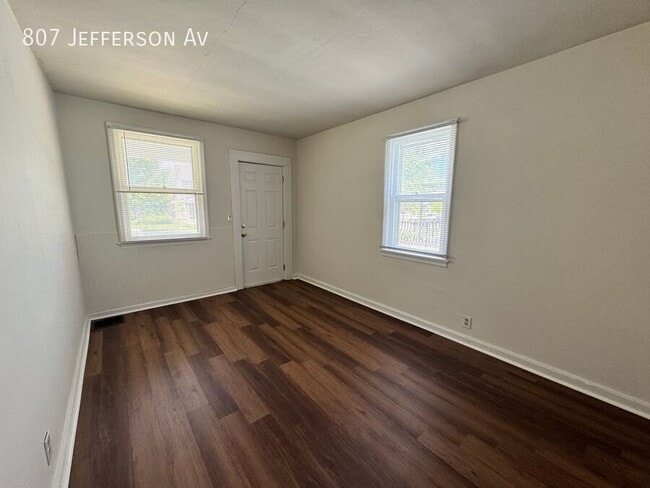 Building Photo - 807 Jefferson Ave