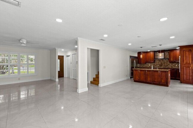 Building Photo - 4610 Pine Tree Dr