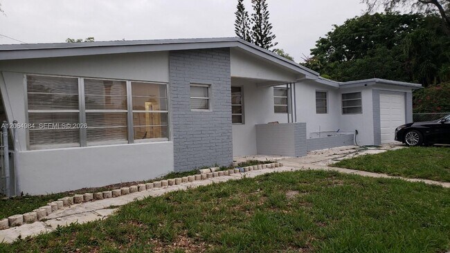 Building Photo - 18280 S Glades Dr