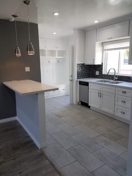 Building Photo - 1068 W 12th St