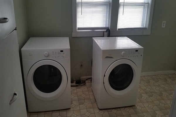 Building Photo - 3 bedroom home Washer/Dryer Included - Pre...