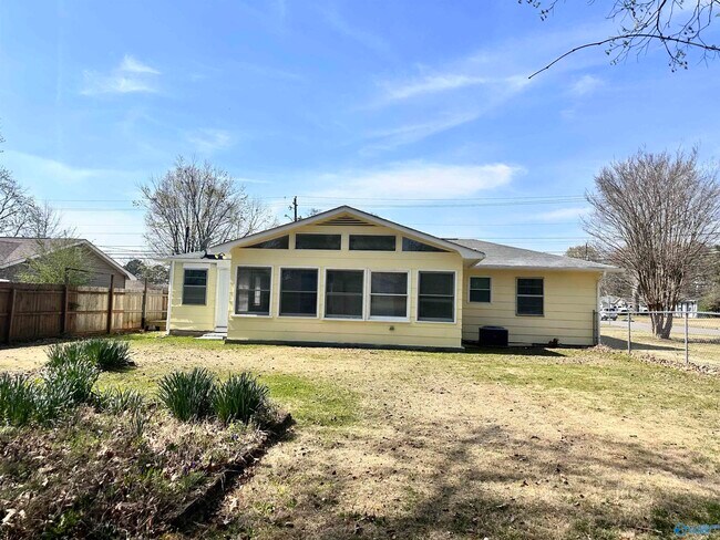 Building Photo - 14001 Sandhurst Dr SW