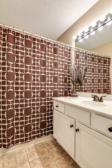 Building Photo - 6165 Pattingham Dr