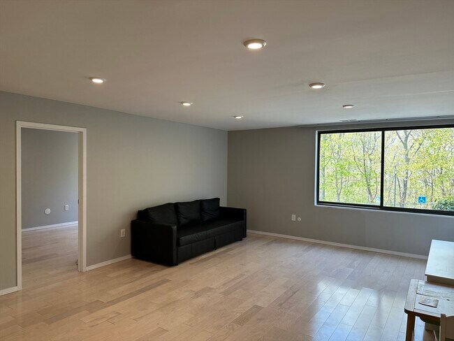 Building Photo - 406 Paradise Rd