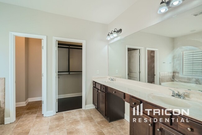 Building Photo - 3768 Lake Haven Way