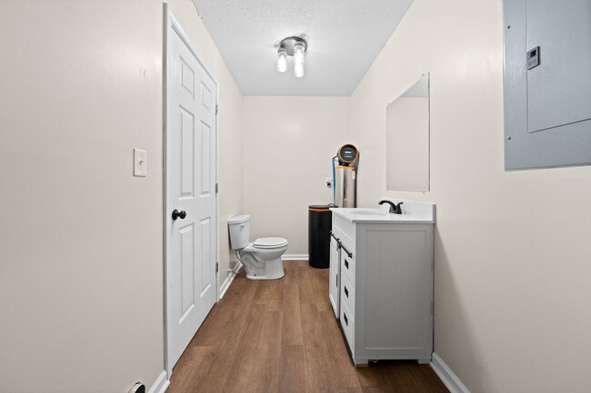 Building Photo - Renovated 3 Bedroom Dog Friendly Home For ...