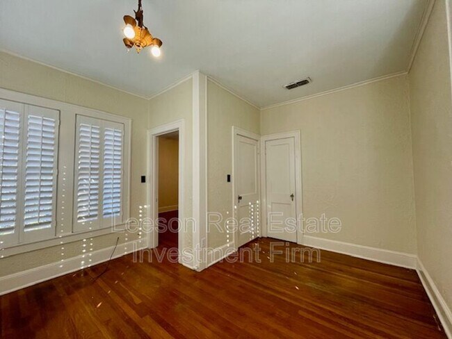 Building Photo - 458 Forest Ave