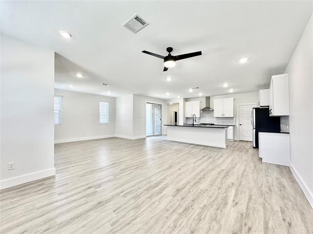 Building Photo - 8736 Kington