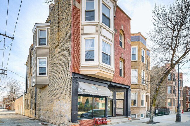 Building Photo - 2113 W Armitage Ave