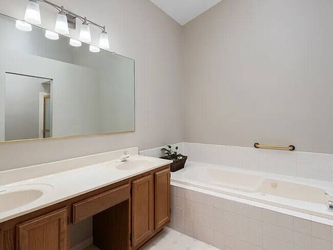 Building Photo - 27W220 Chelsea Cir