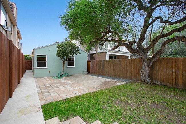 Building Photo - Upgraded 2br Coronado House, Bonus Room, Yard & Garage!