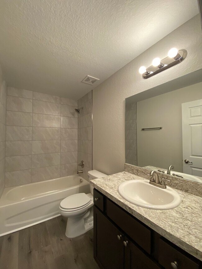 Building Photo - Custom Home - Desirable SE Ocala Neighborh...