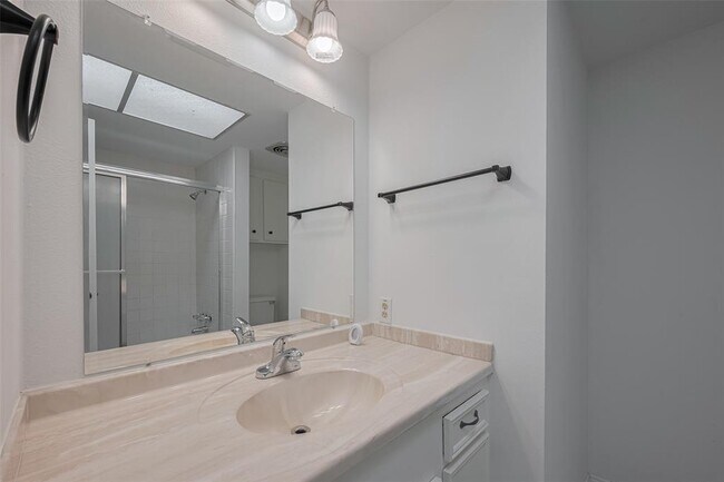 Building Photo - 605 Sorrento Dr