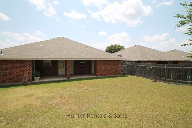 Building Photo - Heights Duplex!