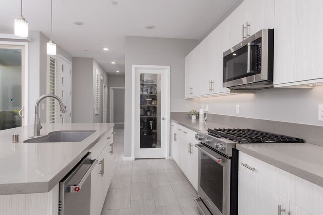 Building Photo - Luxury Summerlin townhome in resort style gated community