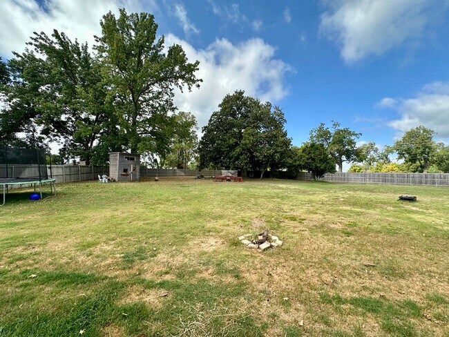 Building Photo - 15849 Avery Ln