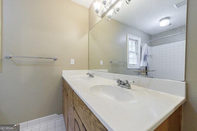 Building Photo - 10565 Shallowford Rd