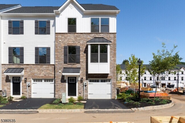 Building Photo - 10 Saw Mill Cir