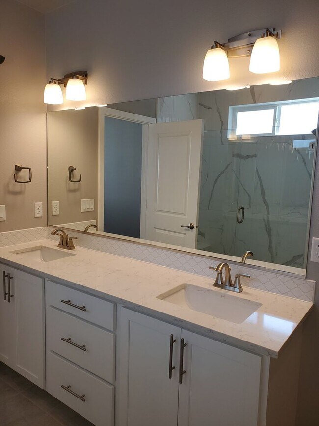 Building Photo - Immaculate Custom 3 bdrm Home for rent in the Montrose developement!