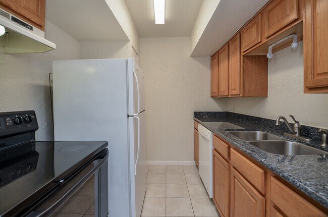 Building Photo - 2121 Fountain View Dr