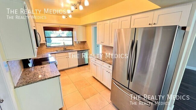 Building Photo - 929 Dupont Ave