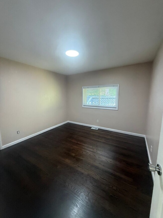 Building Photo - 3 Bedroom Single Family Home