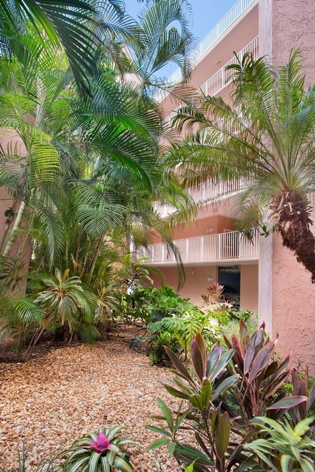 Building Photo - 2 bedroom 2 bathroom in Las Salinas Condo Association