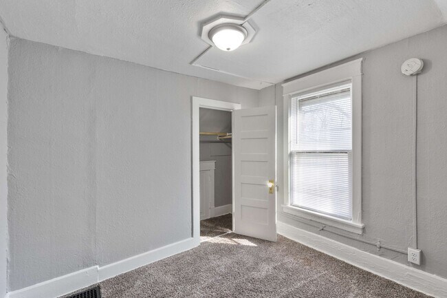 Building Photo - Don't Miss Out On This Amazing 3 bed 1 1/2...