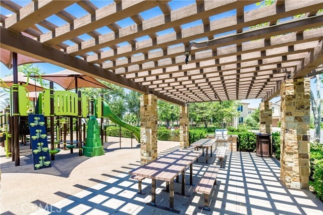 Building Photo - 38 Torosa