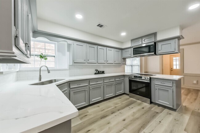 Building Photo - 4214 Brightwood Dr
